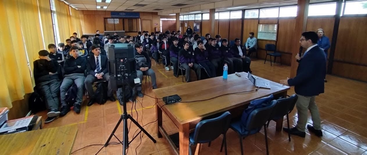 Estudiantes de cuarto medio del Liceo Bicentenario Industrial de Electrotecnia Ramón Barros Luco participan en Charla de Academia USACH