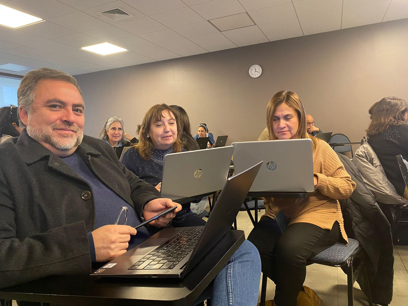 Equipo directivo y Jefes de Especialidad del Liceo Domingo Matte Pérez participan de capacitación de Inteligencia Artificial en la Universidad del Desarrollo