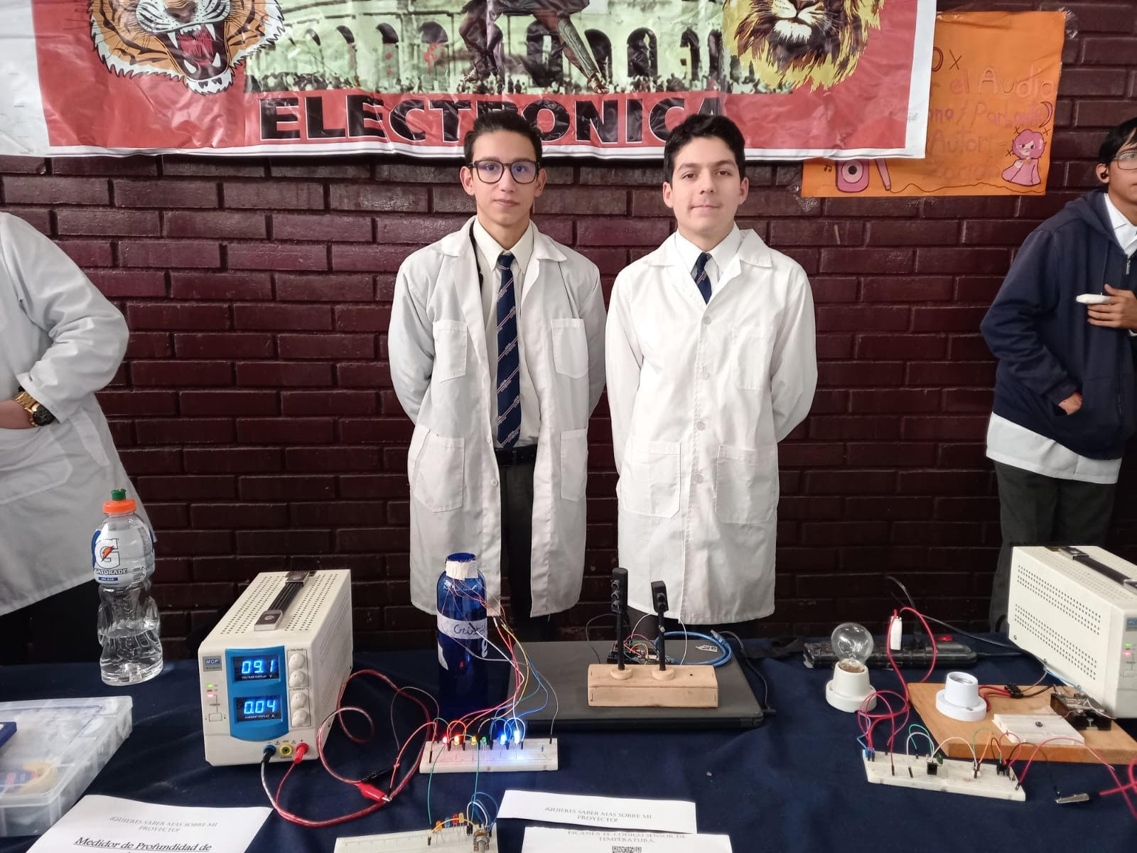 Estudiantes del Liceo Bicentenario Industrial de Electrotecnia Ramón Barros Luco presentan sus Proyectos de ABP en Feria Tecnológica realizada en el mismo establecimiento